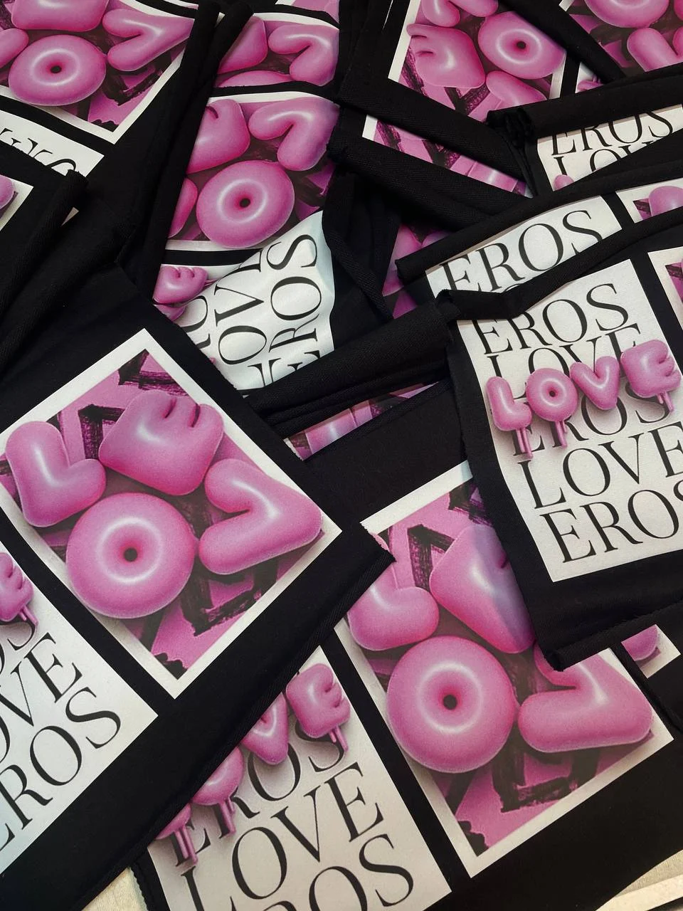 Партия чёрных футболок с розовым принтом EROS LOVE